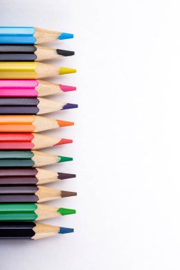 Beyaz arka plan üzerinde farklı renkli kalemler set