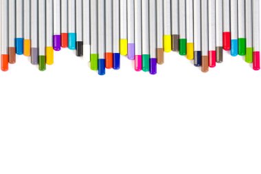 Beyaz arka plan üzerinde farklı renkli kalemler set