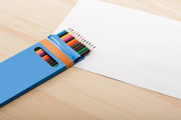 Caixa de lápis coloridos e folha de papel branco — Fotografia de Stock
