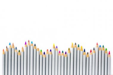 Beyaz arka plan üzerinde farklı renkli kalemler set