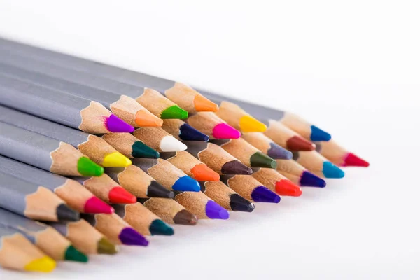 白い背景の別の着色された鉛筆のセット — ストック写真