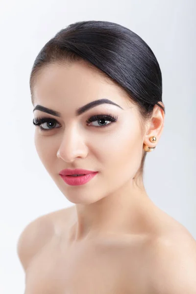 Front portrait of attractive young brunette woman on grey background. girl with clean skin — Stock Photo, Image