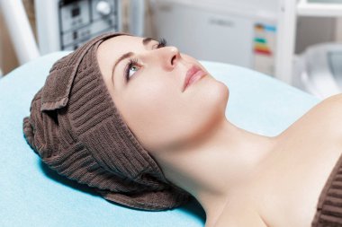 genç esmer kadın kaplıca tedavisi Spa salonda bekliyor. kozmetik