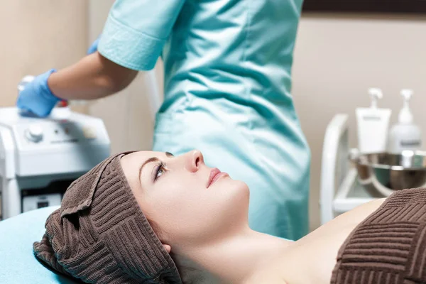 Joven morena esperando tratamiento de Spa en el salón de Spa. cosmetología —  Fotos de Stock