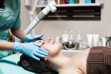 Anti-Aging yüz masajı. genç kadın Spa salonu masaj yapıyor güzellik uzmanı.