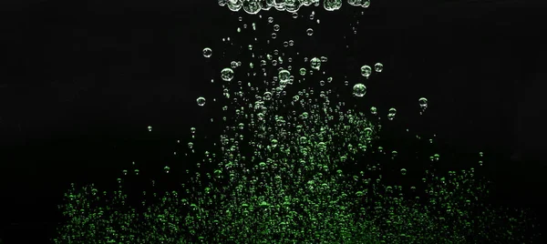 Bolle in acqua su fondo scuro. gocce d'acqua — Foto Stock
