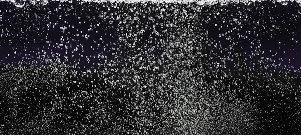 Buborékok a víz sötét háttér. vízcseppek — Stock Fotó