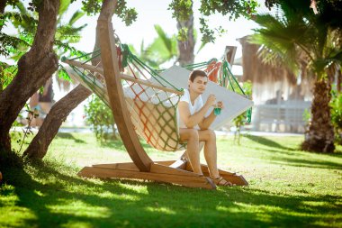 hamakta rahatlatıcı Beyaz tişörtlü adam