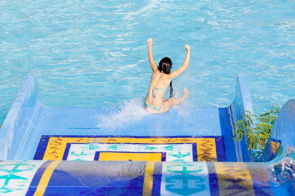 Frau stürzt eine Wasserrutsche hinunter — Stockfoto