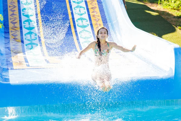 Frau stürzt eine Wasserrutsche hinunter — Stockfoto