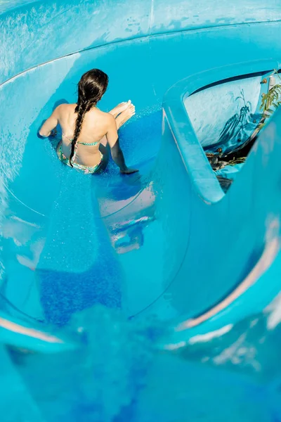 Женщина спускается по водной горке — стоковое фото