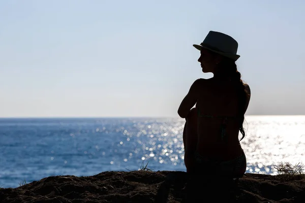 Silueta de mujer en la costa del mar — Foto de Stock