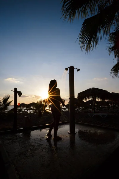 Silhouette de femme prenant une douche — Photo