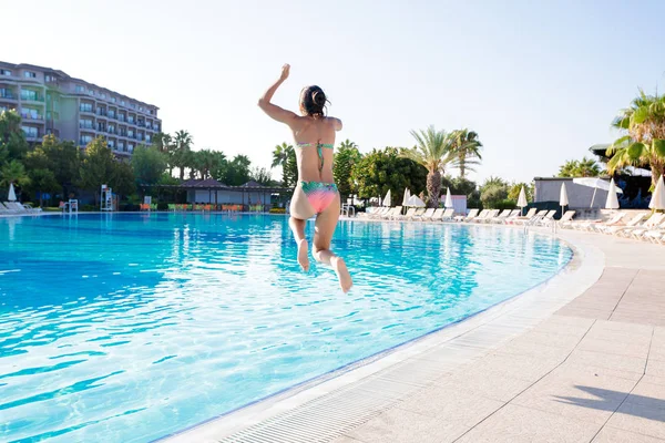 Mujer saltando en la piscina — Foto de Stock