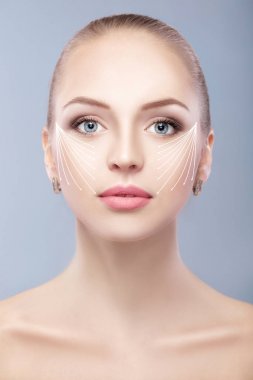 Spa yüz yüz kaldırma kavramı oklarla çekici kadın portresi. Plastik cerrahi tedavi, ilaç