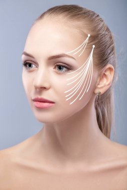 Spa yüz yüz kaldırma kavramı oklarla çekici kadın portresi. Plastik cerrahi tedavi, ilaç
