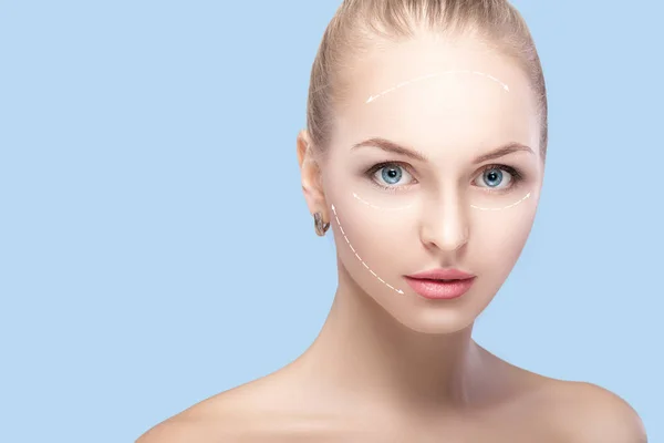 Spa portret van aantrekkelijke vrouw met pijlen op gezicht gezicht hijs concept. Plastische chirurgie behandeling, geneeskunde — Stockfoto