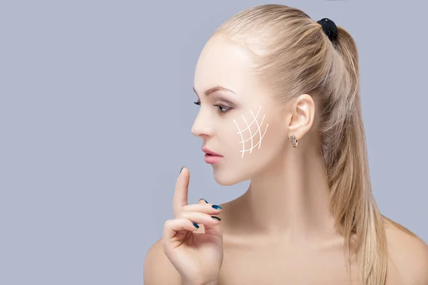 Spa portret van aantrekkelijke vrouw met pijlen op gezicht gezicht hijs concept. Plastische chirurgie behandeling, geneeskunde — Stockfoto