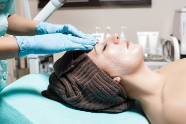 Anti-Aging yüz masajı. genç kadın Spa salonu masaj yapıyor güzellik uzmanı.