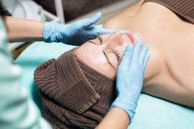 Anti-Aging yüz masajı. genç kadın Spa salonu masaj yapıyor güzellik uzmanı.