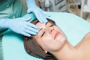 Anti-Aging yüz masajı. genç kadın Spa salonu masaj yapıyor güzellik uzmanı.