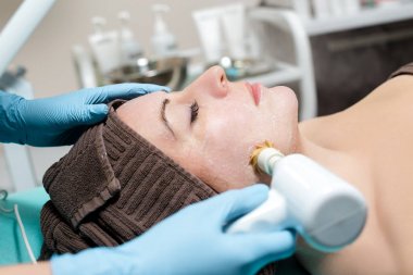 Mekanik peeling. Şevval Özçelik Güzellik karşısında mekanik temizlik yapar. kozmetik