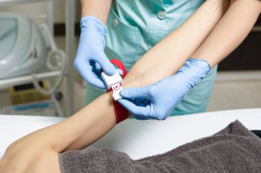 Hemşire hasta kol kan örneği alıyor. Kan yordama Plasmolifting hazırlanması.