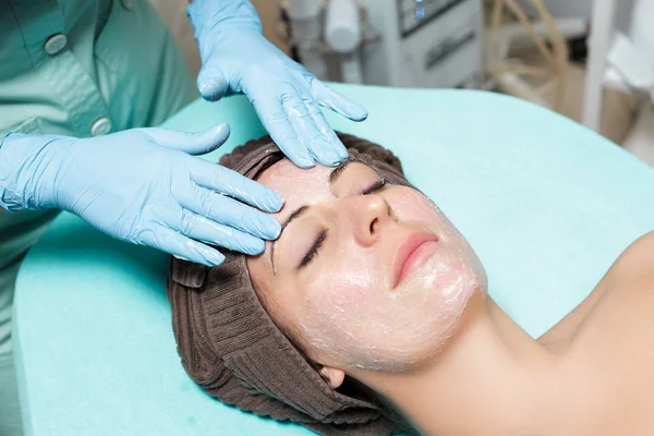 Anti-aging facial massage. cosmetologist doing massage for young woman at Spa salon. — Stock Photo, Image