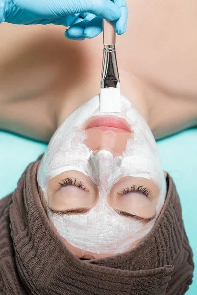 Şevval Özçelik Güzellik Spa salonda güzel genç kadın üzerinde yüz maskesi uygular. kozmetik prosedür Cilt Bakımı. Mikrodermabrazyon — Stok fotoğraf