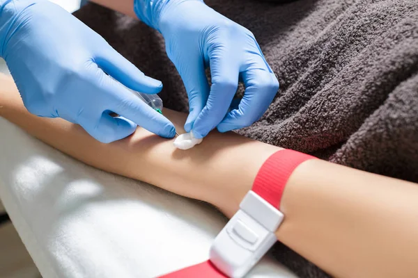 Enfermera tomando muestras de sangre del brazo del paciente. Preparación de la sangre al procedimiento Plasmolifting . — Foto de Stock