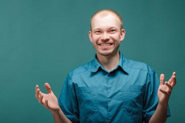 mavi arka plan üzerinde genç başarılı gülümseyen doktor portresi