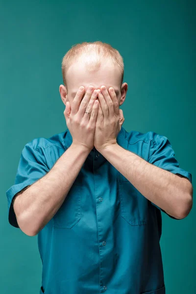 Retrato de jóvenes médicos cansados sobre fondo azul — Foto de Stock