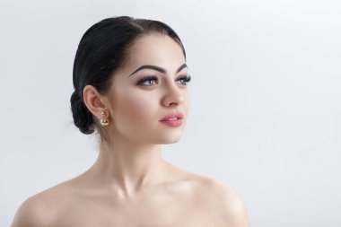 Açık gri arka plan üzerinde çekici genç esmer kadın portresi. Temiz Cilt kızla