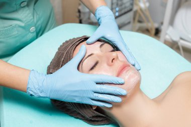 Anti-Aging yüz masajı. genç kadın Spa salonu masaj yapıyor güzellik uzmanı.