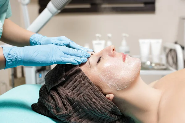 Masaż twarzy Anti-Aging. kosmetolog robi masaż dla młodej kobiety w salonie Spa. — Zdjęcie stockowe