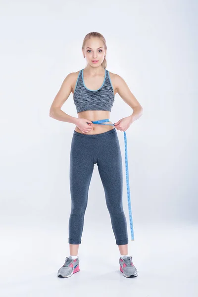 Mujer en ropa deportiva negra con cuerda de salto: fotografía de stock ©  erstudio #435113620