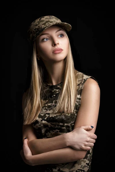 Ritratto di belle donne soldato in abiti militari su sfondo nero — Foto Stock