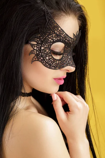 Πορτρέτο του όμορφη γυναίκα αισθησιακή μαύρη δαντέλα μάσκα σε κίτρινο φόντο. σέξι κορίτσι στο ενετικό μάσκα — Φωτογραφία Αρχείου