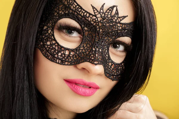 Πορτρέτο του όμορφη γυναίκα αισθησιακή μαύρη δαντέλα μάσκα σε κίτρινο φόντο. σέξι κορίτσι στο ενετικό μάσκα — Φωτογραφία Αρχείου