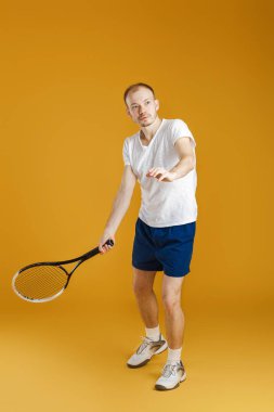 Genç tenisçi Tenis Sarı zemin üzerine oynuyor.