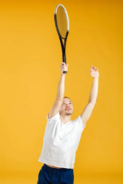 Młoda tenisistka gra w tenisa na żółtym tle — Zdjęcie stockowe