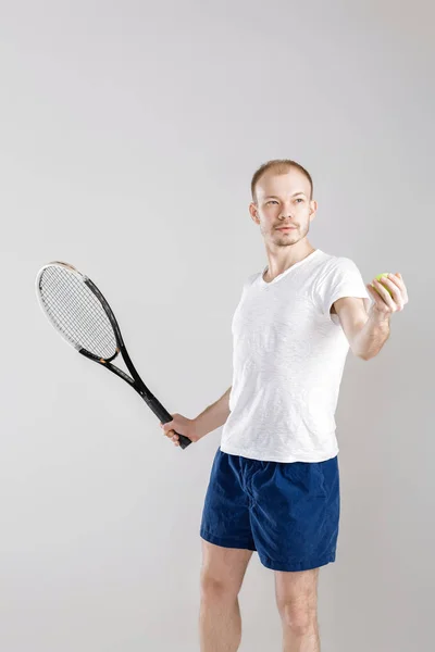灰色の背景にテニスをする若いテニス選手 — ストック写真
