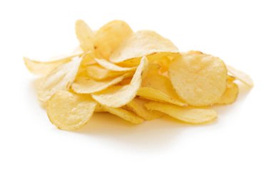 Beyaz arka plan yakın çekim izole gevrek patates cipsi