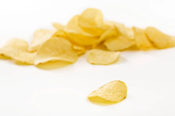 Krispig potatis chips isolerad på vit bakgrund närbild — Stockfoto