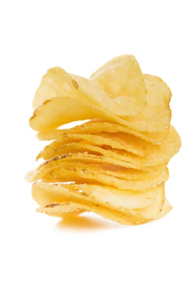 Pilha de batatas fritas crocantes isoladas em fundo branco close-up — Fotografia de Stock
