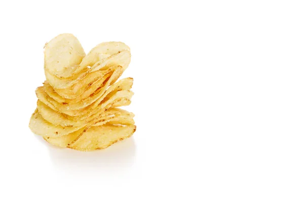 Стопка хрустящих картофельных чипсов на белом фоне крупным планом — стоковое фото