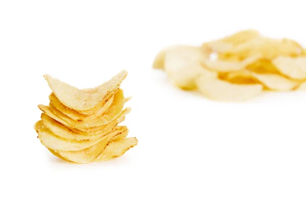 Krispig potatis chips isolerad på vit bakgrund närbild — Stockfoto