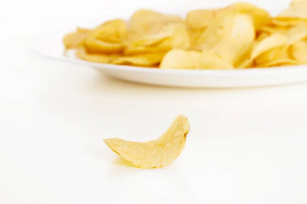 Krispig potatis chips isolerad på vit bakgrund närbild — Stockfoto