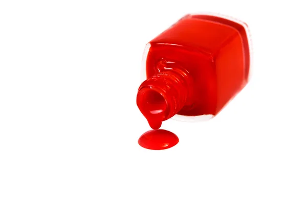 红色指甲油洒上孤立的白色背景 — 图库照片