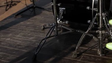 genç kadın baterist bateri çalıyor. yakın çekim